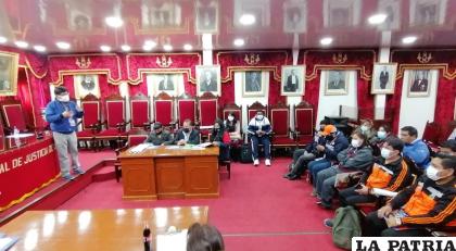 La reunión se realizó en el Salón Rojo del Tribunal Departamental de Justicia de Oruro /LA PATRIA