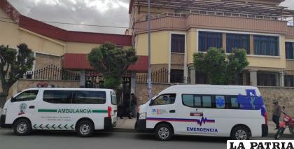 Ambulancias permanecen fuera del Hogar de Ancianos “La Sagrada Familia” /LA PATRIA