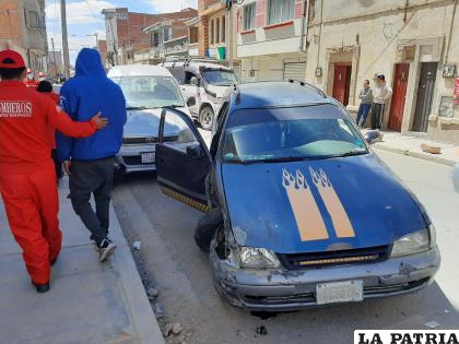 El propietario del vehículo que chocó a la vagoneta plateada, siendo custodiado por efectivos policiales /LA PATRIA