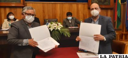 Augusto Medinaceli (Izq.) y Juan Carlos Bechera (Der.) luego de firmar el documento /LA PATRIA