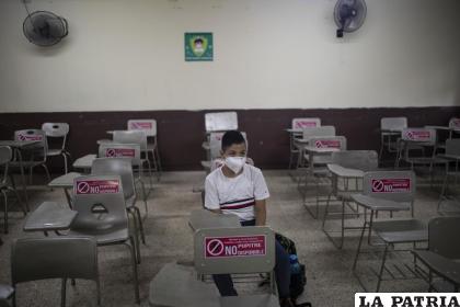 Un estudiante se sienta solo durante una clase presencial en la escuela pública José Azueta en Veracruz, México /AP Foto /Félix Márquez