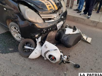 La motocicleta terminó bajo las llantas del vehículo /LA PATRIA
