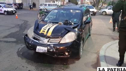 El taxi también tuvo daños materiales en su estructura /LA PATRIA