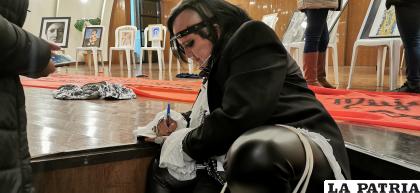 Galindo durante la firma de autógrafos /LA PATRIA