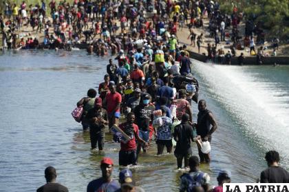 Migrantes haitianos usan una represa para cruzar entre México y Estados Unidos /AP Foto /Eric Gay