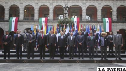 Líderes de América Latina y el Caribe posan para una foto grupal en un patio del Palacio Nacional durante la cumbre /Oficina de Prensa Presidencial de México, vía AP