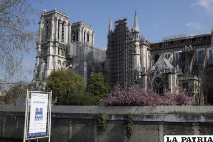 Fotografía de archivo del 15 de abril de 2021 de la catedral de Notre Dame envuelta en andamios, en París / AP Foto /François Mori, Archivo 