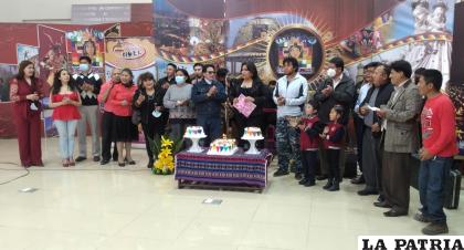 Invitados luego del brindis del programa de aniversario de Oruro Tradición y Cultura /Karina Magne