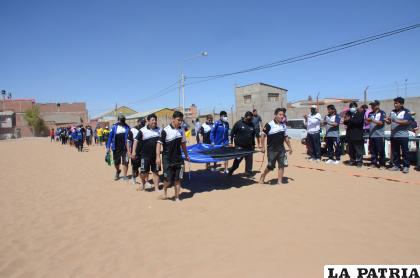 Desfile de los elencos participantes en el fútbol playa /LA PATRIA

