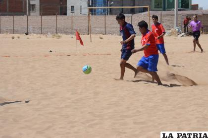 El balón comenzó a rodar en las canchas de arena de Oruro /LA PATRIA