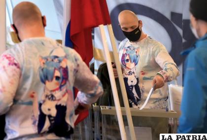 Un ciudadano ruso deposita su voto en San Petersburgo el 19 de septiembre del 2021 /Foto AP/Dmitri Lovetsky