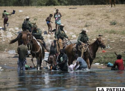 Agentes de la Oficina de Aduanas y Protección Fronteriza tratan de impedir el paso de varios migrantes que cruzaron el río Bravo /AP Foto/Félix Márquez