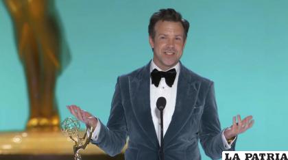 Jason Sudeikis recibió el premio Emmy al mejor actor en una serie de comedia, por “Ted Lasso” /Television Academy via AP