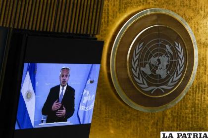 El presidente de Argentina, Alberto Fernández, aparece en una pantalla en la sala de la Asamblea General de la ONU /AP Photo /Mary Altaffer, Pool
