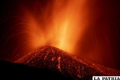 Lava de una erupción volcánica fluye en la isla de La Palma /AP Foto /Emilio Morenatti