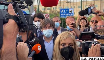 El expresidente catalán Carles Puigdemont sale de la cárcel de Sássari /AP Foto /Gloria Calvi