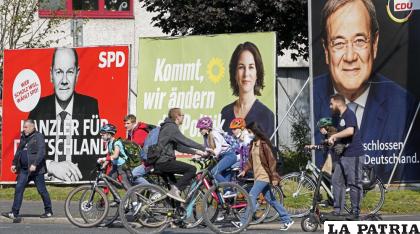 La foto muestra carteles electorales de los tres candidatos principales a canciller de Alemania. /AP Foto /Martin Meissner