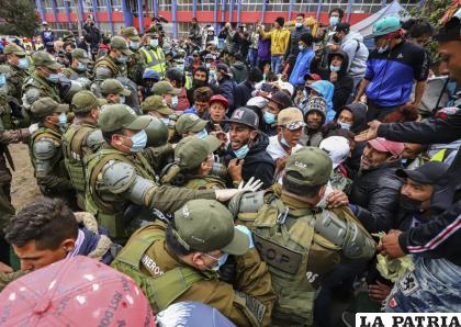 La policía chilena desaloja a migrantes venezolanos y colombianos de la Plaza Brasil donde viven en tiendas de campaña en Iquique /AP Foto /Ignacio Muñoz