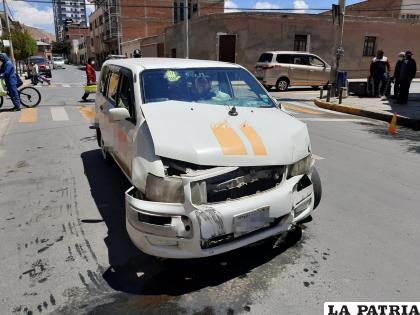 El radio taxi tiene los daños de la colisión en la parte frontal /LA PATRIA