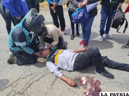 El joven de 17 años en el suelo tras el impacto con la motocicleta /Tránsito