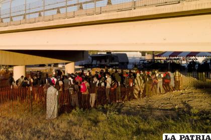 Migrantes, muchos procedentes de Haití, hacían fila para subir a autobuses debajo del Puente Internacional de Del Rio, en Texas /AP FOTO/ JOSEPH ODELYN 