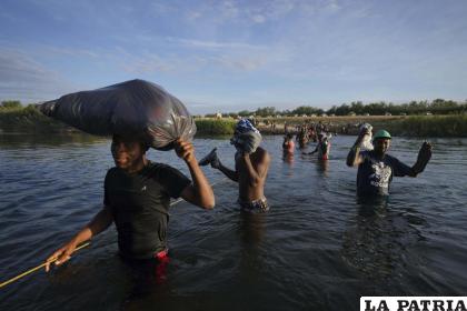Migrantes de Haití cruzan el río Bravo en Texas. Varios fueron deportados tras ser interceptados por autoridades estadounidenses /AP FOTO/ FERNANDO LLANO
