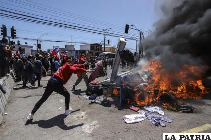 Residentes queman carpas y artículos pertenecientes a migrantes venezolanos y colombianos durante una marcha contra la migración irregular /Foto AP /Ignacio Muñoz