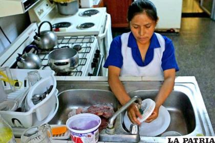 Las trabajadoras del hogar tendrán un seguro en la CNS /INTERNET