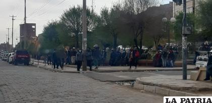 La vigilia en la sede de la Cooperativa de Transporte Oruro /LA PATRIA