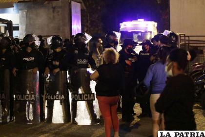 Familiares de reclusos esperan noticias fuera de la penitenciaría Litoral luego de un motín /AP Foto /Angel DeJesus