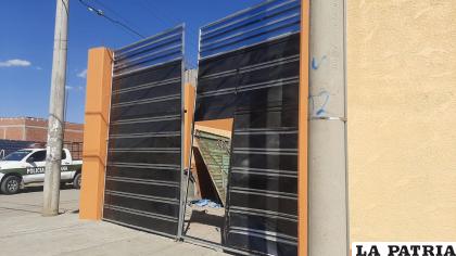 El portón terminó dañado tras el choque /LA PATRIA
