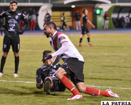 Tommy Tobar el delantero de Nacional Potosí anotó dos goles /APG