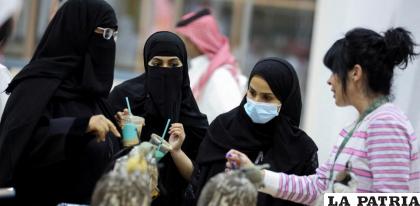 Un grupo de mujeres saudíes observa a unos halcones durante un festival celebrado en Riad /REUTERS