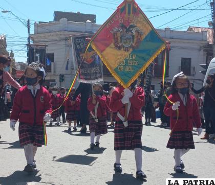 Hicieron una columna de honor en afueras de la Gobernación
/LA PATRIA
