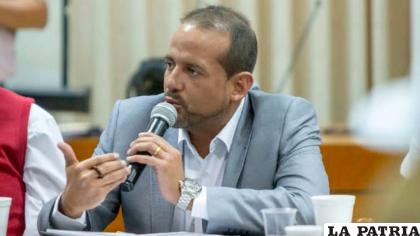 El gobernador de Santa Cruz, Luis Fernando Camacho, en la reunión con autoridades crucen?as /GADSC