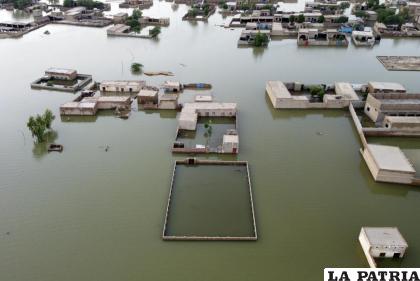 Varias viviendas, aisladas por las inundaciones en Jaffarabad, un distrito de la provincia de Baluchistán, en el sur de Pakistán /AP Foto /Zahid Hussain