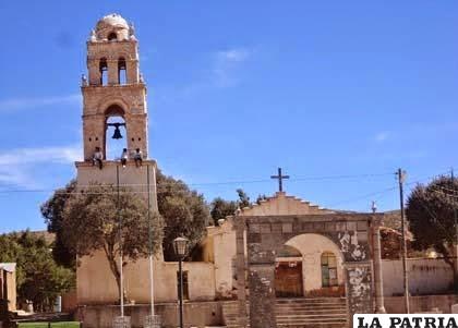 La iglesia colonial de Totora / ALTA TIERRA DE LOS URUS
