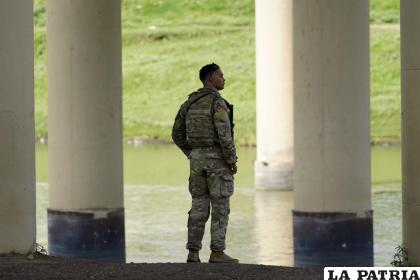 Un miembro de la Guardia Nacional de Texas observa desde el lado estadounidense del río Bravo 
/AP Foto /Eric Gay, archivo