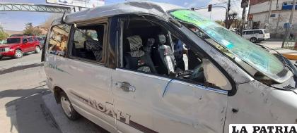  La minivan tiene daños materiales en su estructura /LA PATRIA
