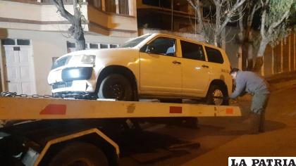 El coche es remolcado por la Policía /LA PATRIA