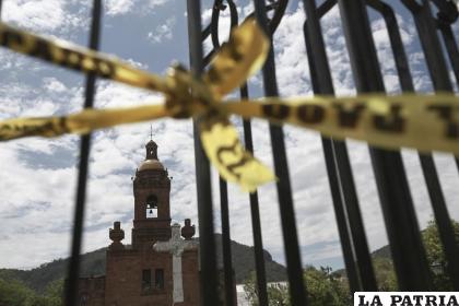 La policía acordona la escena del crimen alrededor de la iglesia de Cerocahui, en junio 
/AP Foto/Christian Chavez, Archivo