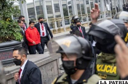 El presidente de Perú, Pedro Castillo (de rojo), sale del edificio de la oficina del Fiscal en Lima, este lunes /AFP