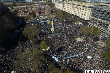Partidarios de la vicepresidente argentina Cristina Fernández se reúnen en la Plaza de Mayo un día después de que una persona le apuntara con un arma /Foto AP /Rodrigo Abd