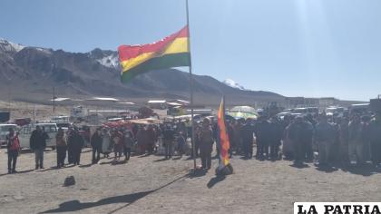 Ambas banderas se izaron el 26 de agosto en Feria binacional
/Jhonny Saravia 
