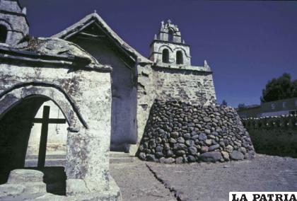 La iglesia de Belén de Huachacalla /  www.boliviabest.
