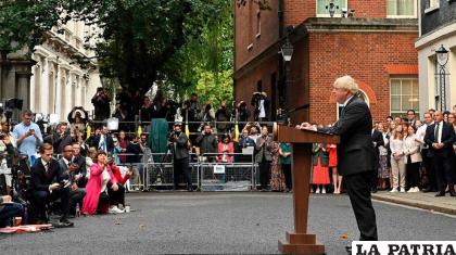 Boris Johnson se despidió ayer en las puertas de Downing Street ante una multitud de seguidores y familiares /INTERNET