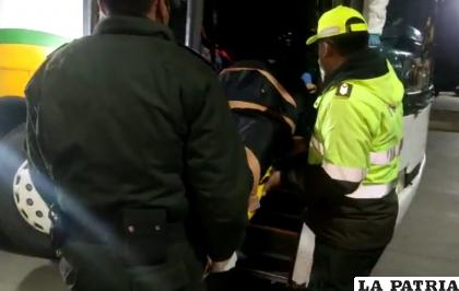 El cadáver es trasladado del ómnibus a la morgue del cementerio /LA PATRIA
