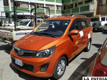 El vehículo del taxista quedó precintado en la Felcc de La Paz / RR.SS.
