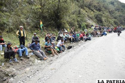 Las muestras de cansancio en los marchistas durante el tercer día de movilización /AP