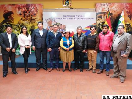 Quispaya con los demás miembros de la confederación y la ministra de Culturas /ACFO
